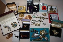 A QUANTITY OF MOSTLY MODERN BROOCHES TO INCLUDE ANIMAL SHAPED EXAMPLES