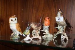 A COLLECTION OF GOEBEL AND BESWICK BIRD FIGURES A/F (5)