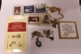 A BAG OF ASSORTED JEWELLERY TO INCLUDE A FRANKLIN MINT NECKLACE, SILVER EARRINGS ETC