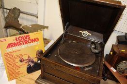 A VINTAGE OAK CASED TABLETOP WINDUP GRAMOPHONE, TOGETHER WITH A LOUIS ARMSTRONG RECORD