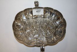 A HALLMARKED SILVER FLORAL EMBOSSED TWIN HANDLED DISH - APPROX WEIGHT 193.4G
