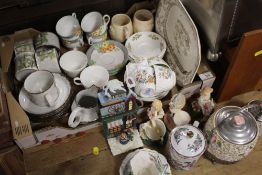 A TRAY OF ASSORTED CHINA TO INCLUDE AYNSLEY COTTAGE GARDEN CUPS AND SAUCERS, WADE ETC