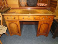 A MID VICTORIAN MAHOGANY LEATHER TOPPED TWIN PEDESTAL DESK H-77 W-122 CM S/D