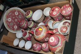 A TRAY OF MODERN CHINESE CERAMICS TO INCLUDE A TEAPOT, GINGER JARS ETC