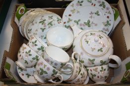 A BOX OF WEDGWOOD WILD STRAWBERRY PATTERN CHINA TO INCLUDE A TEAPOT