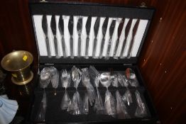 A VINTAGE CANTEEN OF CUTLERY