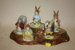 A COLLECTION OF BESWICK BEATRIX POTTER FIGURES TO INCLUDE A GOLD STAMPED SAMUEL WHISKERS FIGURE ON A