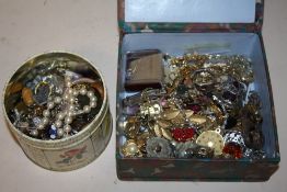 A QUANTITY OF COSTUME JEWELLERY, COMPACTS ETC.