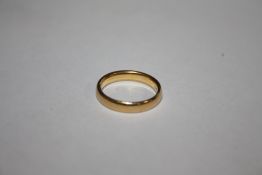 A HALLMARKED 22 CARAT GOLD WEDDING BAND APPROX WEIGHT - 5.2G