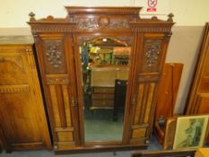 A LARGE EDWARDIAN MAHOGANY / WALNUT MIRRORED ARMOIRE STYLE WARDROBE H-218 W-159 CM