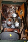 A TRAY OF COLLECTABLES TO INCLUDE A PAIR OF CASED PRINZ 10 X 50 BINOCULARS, LUTE SHAPED BAROMETER