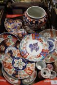 A TRAY OF ORIENTAL STYLE IMARI CERAMICS TO INCLUDE A PAIR OF SMALL FRILLED TOP VASES, PLATES ETC.