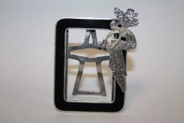 A STERLING SILVER MINIATURE PHOTO FRAME - APPROX WEIGHT 40.7G