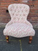 A MODERN UPHOLSTERED BEDROOM CHAIR