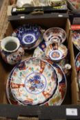 A TRAY OF ORIENTAL STYLE IMARI CERAMICS TO INCLUDE BOWLS, VASE ETC. TOGETHER WITH AN ORIENTAL