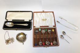 A COLLECTION OF HALLMARKED SILVER TO INCLUDE A PAIR OF SUGAR TONGS, DECANTER LABEL, SALT, BOXED