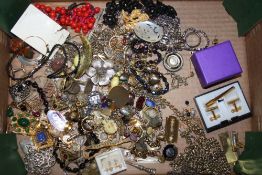 A TRAY OF ASSORTED COSTUME JEWELLERY