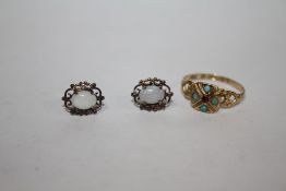 A HALLMARKED 15 CARAT GOLD TURQUOISE AND RUBY RING, TOGETHER WITH A PAIR OF OPAL STYLE EARRINGS