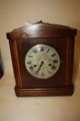 AN ANTIQUE INLAID MAHOGANY MANTEL CLOCK WITH KEY