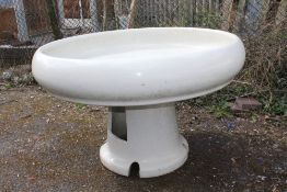 A LARGE CERAMIC FOUNTAIN SINK AND BASE A/F DIA 140 CM, H 86 CM