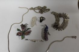 A BAG OF SILVER AND WHITE METAL JEWELLERY TO INCLUDE A STERLING SILVER AND ENAMEL PEACOCK BROOCH,