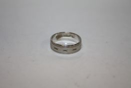 A HALLMARKED 18 CARAT WHITE GOLD BAND APPROX WEIGHT - 4.9G