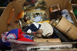 A TRAY OF ASSORTED COLLECTABLES TO INCLUDE MASONIC AND MILITARY BADGES ETC
