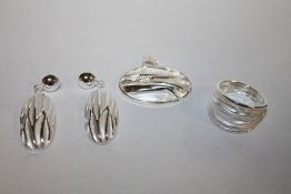 A STERLING SILVER RING, PENDANT AND EARRING SET -APPROX WEIGHT 19.3G