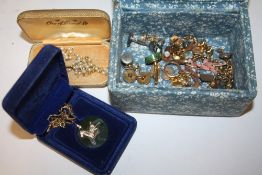 A BOX OF ASSORTED JEWELLERY AND CUFFLINKS TO INCLUDE AN EQUESTRIAN THEMED JADE STYLE PENDANT ON