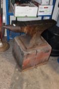 AN ANVIL ON STAND L 79 CM