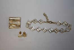 A SILVER GILT BRACELET, PENDANT AND EARRING SET - APPROX WEIGHT 22.2G