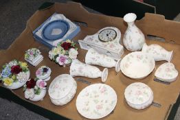 A COLLECTION OF WEDGWOOD ROSEHIP CERAMICS TOGETHER WITH A BOXED WEDGWOOD JASPERWARE PIN DISH AND