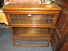 A SMALL VINTAGE TWO STAGE GLOBE WERNICKE STYLE OAK AND LEADED BOOKCASE H-89 W-87 CM