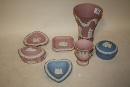 A COLLECTION OF PINK AND BLUE WEDGWOOD JASPERWARE TO INCLUDE PIN DISHES, TRINKET POTS AND VASES -
