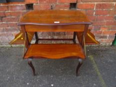 AN EDWARDIAN MAHOGANY INLAID AESTHETIC PERIOD OCCASIONAL TABLE WITH FOLD-DOWN SIDES H-88.5 W-89 CM