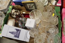 A TRAY OF GLASSWARE TO INCLUDE A MILLEFIORI STYLE JUG, MDINA GLASS PAPERWEIGHT ETC
