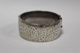 A HALLMARKED SILVER FLORALLY ENGRAVED BANGLE APPROX WEIGHT 47.6 G