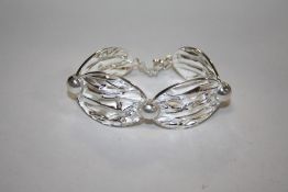 A STERLING SILVER BRACELET - APPROX WEIGHT 25.3G