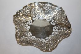 A HALLMARKED SILVER PIERCED BONBON DISH - APPROX WEIGHT 98.6G
