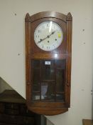 AN EARLY 20TH CENTURY OAK CASED WALLCLOCK H-74 CM KEY / PENDULUM
