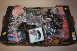 A TRAY OF ASSORTED COSTUME JEWELLERY