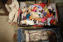 A COLLECTION OF VINTAGE AND MODERN DOLLS AND ACCESSORIES TO INCLUDE 1976 MATTEL EXAMPLE