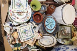 A TRAY OF ASSORTED CERAMICS ETC TO INCLUDE A LARGE CHINESE STYLE BLUE AND WHITE FISH BOWL H 30 CM