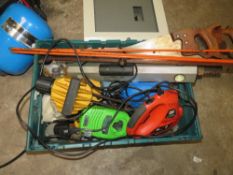 A SELECTION OF TOOLS TO INCLUDE VINTAGE SAWS, WOODEN TROMMEL, RECORD PLASTIC QUICK RELEASE VICE,