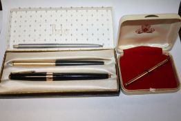 A ROVER ROLLED GOLD PROPELLING PENCIL TOGETHER WITH BOXED PARKER PENS AND ANOTHER (4)