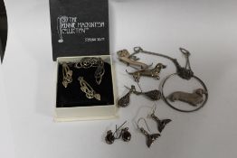 A COLLECTION OF SILVER AND WHITE METAL JEWELLERY TO INCLUDE A HALLMARKED SILVER DASCHAUND PENDANT,