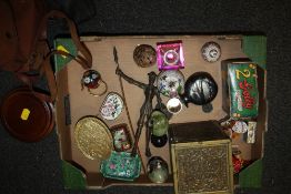 A TRAY OF COLLECTABLES TO INCLUDE CLOISSONE TRINKET BOXES, BOXED GOLDEN SHRED GOLLY EGG CUPS ETC