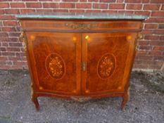 A LOUIS XV STYLE MARBLE TOPPED SERPENTINE FRONTED CABINET WITH MARQUETRY INLAID DETAIL H-101 W-103