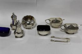 A COLLECTION OF HALLMARKED SILVER TO INCLUDE PEPPERETTES, MUSTARD POTS ETC