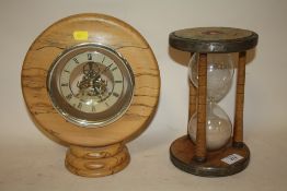 A VINTAGE HOUR GLASS TOGETHER WITH A MODERN SKELETON MANTEL CLOCK - HOUR GLASS HEIGHT 24CM